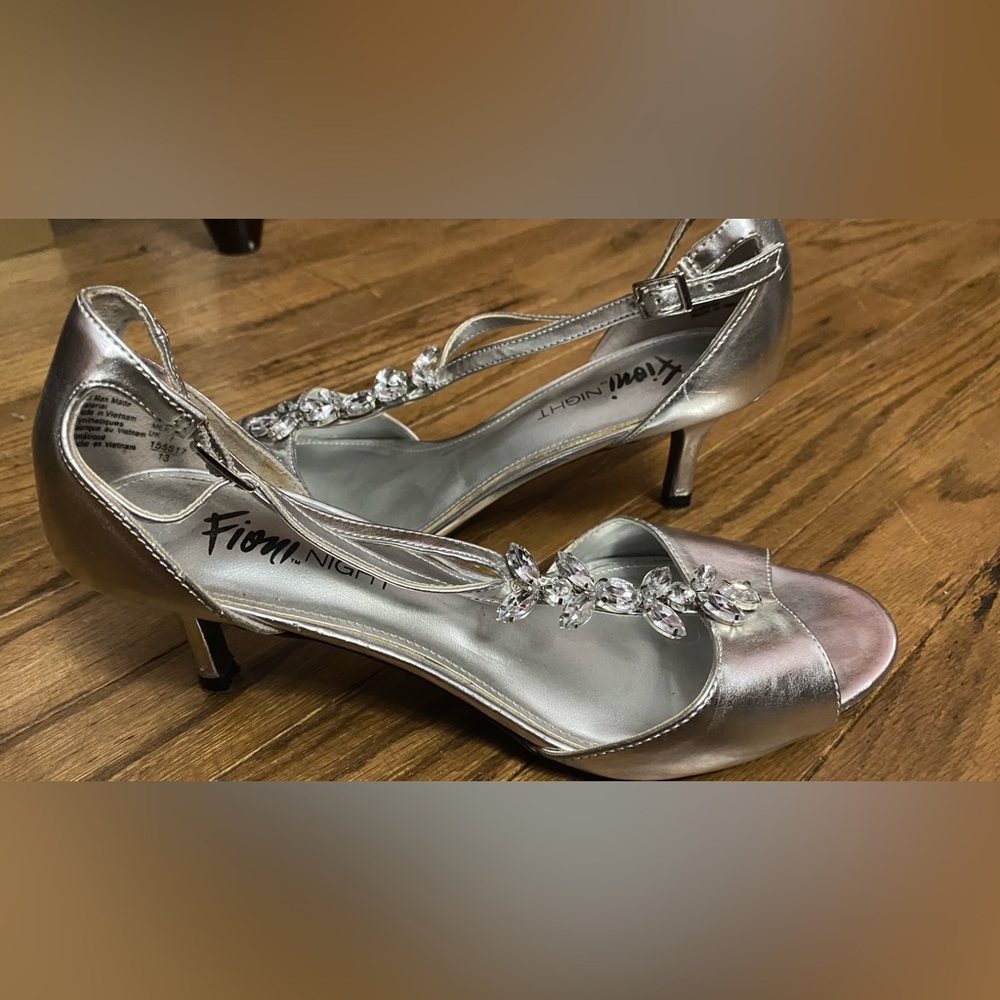 Elegant Fioni Nights Silver Heels with Crystal Embellishments size 8.5